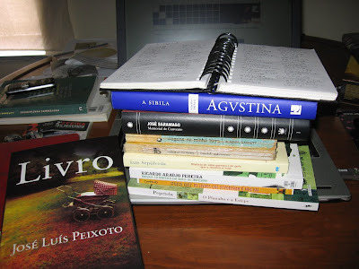 Pilha de livros: muitas palavras para cruzar