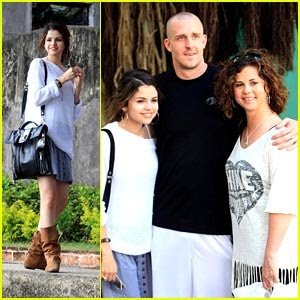 Selena Gomez on Here Is A Picture Of Selena Gomez And Her Mom And Dad