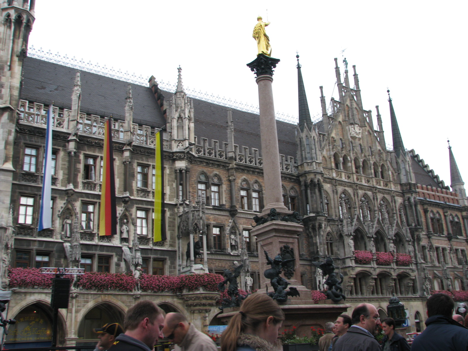 [sept.24,2008-munich.octfest535.JPG]