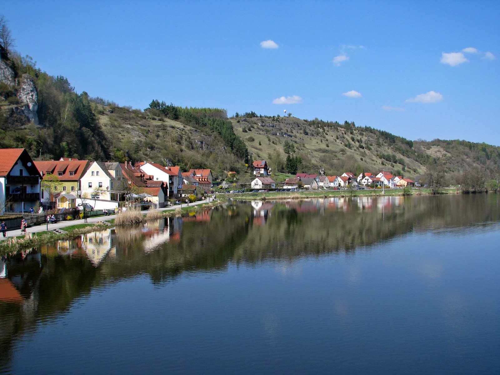 [April12,2009-kallmunz.canon198_edited.JPG]