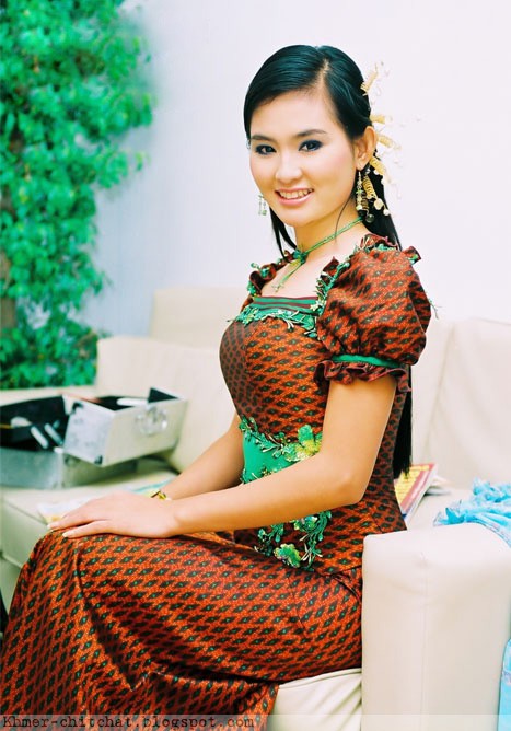 [khmer_singer_sokun_nisa_khmer_dress.jpg]