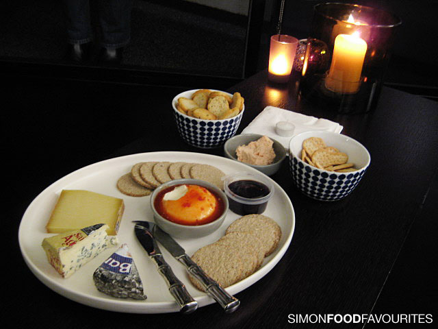 [5809-James-pre-dinner-nibbles.jpg]