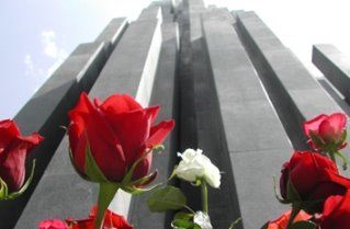 [monumentohipercorweb.jpg]
