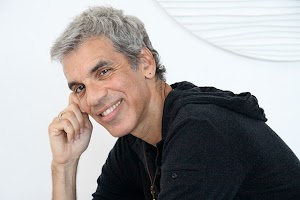 Celso Fonseca. Autor, compositor, cantante, productor... ¿Qué mas??? Bio en español y... ¿escuchamos "Sorte"? de su autoría junto a Ronaldo Bastos y éxito rotundo en las voces de Gal Costa-Caetano Veloso...