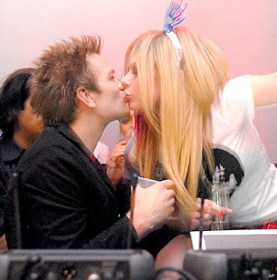 Deryck Whibley and Avril Lavigne kiss during a New Years Eve Party at Prive