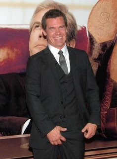 Josh Brolin Grab Photos
