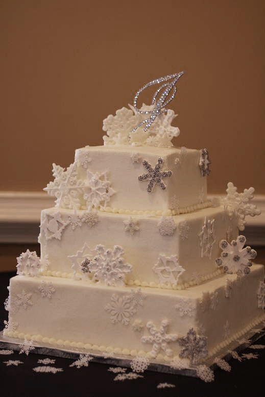 Winter is the time for the snowflake wedding cakeThis was one of the ones