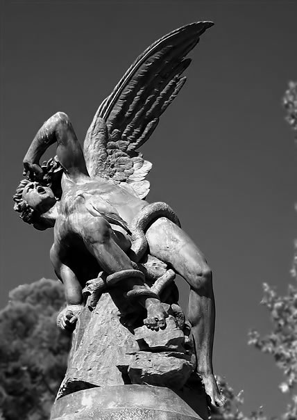 [lucifer-statue-madrid+Statue+of+the+Fallen+Angel.jpg]