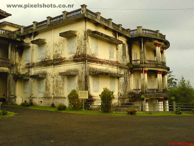 palace building where the weapons armoury chariots and carts were kept and is now a archaeological museum displaying them to the tourists coming here to kerala