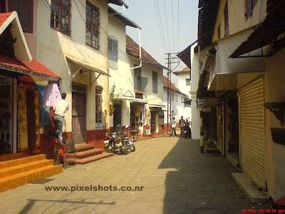 photograph of the jew street of india cochin kerala,the oldest jew street in india,famous and old streets of kerala, old indian jew streets,cochin street photos