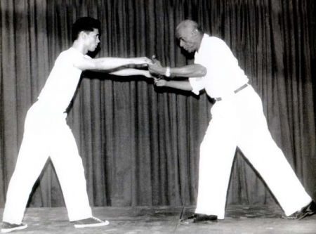 [resized_Bimba_passando_a_capoeira.jpg]