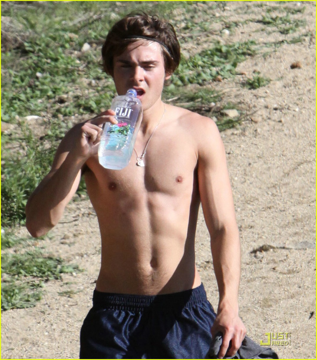 http://4.bp.blogspot.com/_RHJzTdthAR0/SZfv2e892YI/AAAAAAAAMRU/RW_Co4dgETQ/s1600/zac-efron-shirtless-hiking-hunk-04.jpg