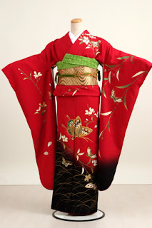 Furisode (振 袖) is a kimono