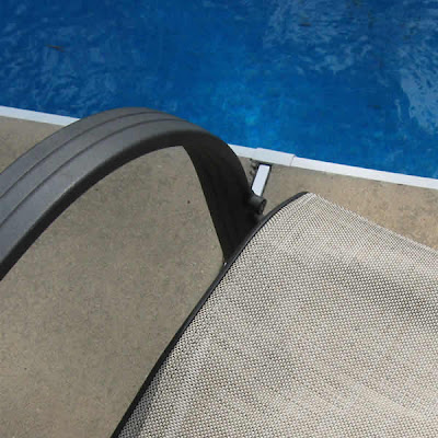 A photo showing the break, the style of the metal frame and the fabric. A photo showing the break, the style of the metal frame and the fabric.