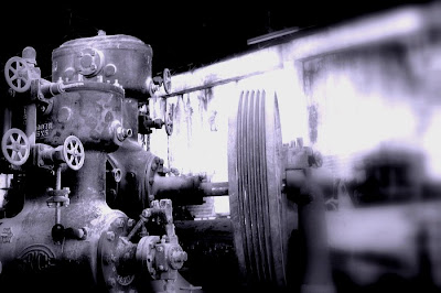 Mehr Maschinerie in der Destillerie, In der guten alten stehen noch mehr Maschinen herum, die beim Verlassen nicht mitgenommen und sich selbst überlassen wurden wurden. Wenn man allein durch die Gemäuer der Geisterruine schlendert und eine dieser Maschinen plötzlich ein altersbedingtes Knarren oder ähnliches Geräusch von sich gibt ... dann fängt einem schon das Herz an zu hüpfen. In der Hose, versteht sich.