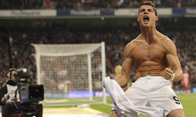 nuestro chulo de oro los marca a pares Cristiano-Ronaldo-celebra-gol-real+madrid-almeria-liga+bbva-cr9-sin+camiseta-en+bolas-futbol+loco+atacando