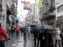 Istiklal sous la pluie et parapluies..