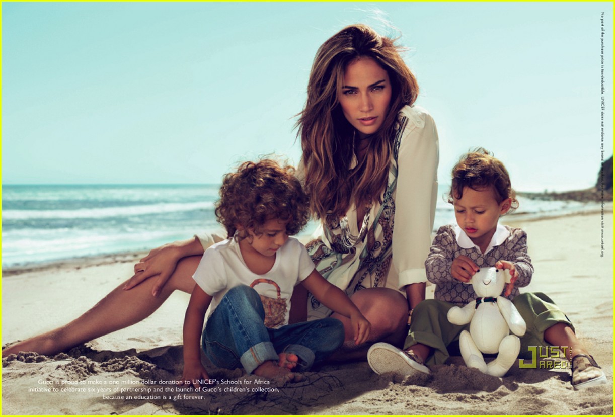 http://4.bp.blogspot.com/_RZJ2A8ITn_c/TMsYpaqiBnI/AAAAAAAAACc/LMXLH08vNuw/s1600/jennifer-lopez-twins-gucci-ads-02.jpg