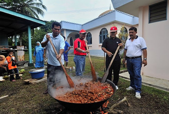 MAKAN BESAR