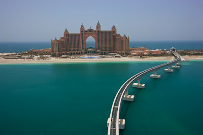 Hotel Atlantis, terletak di pulau buatan Palm Jumeirah