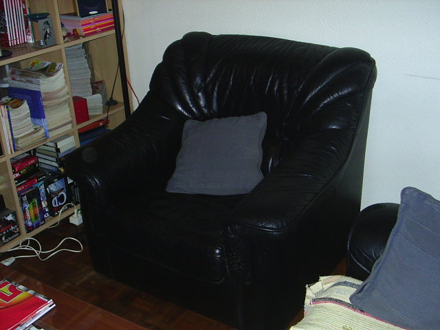 [sofa2.jpg]