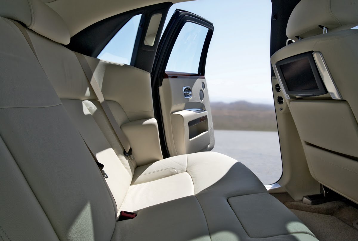 [2011-rolls-royce-ghost-11.jpg]