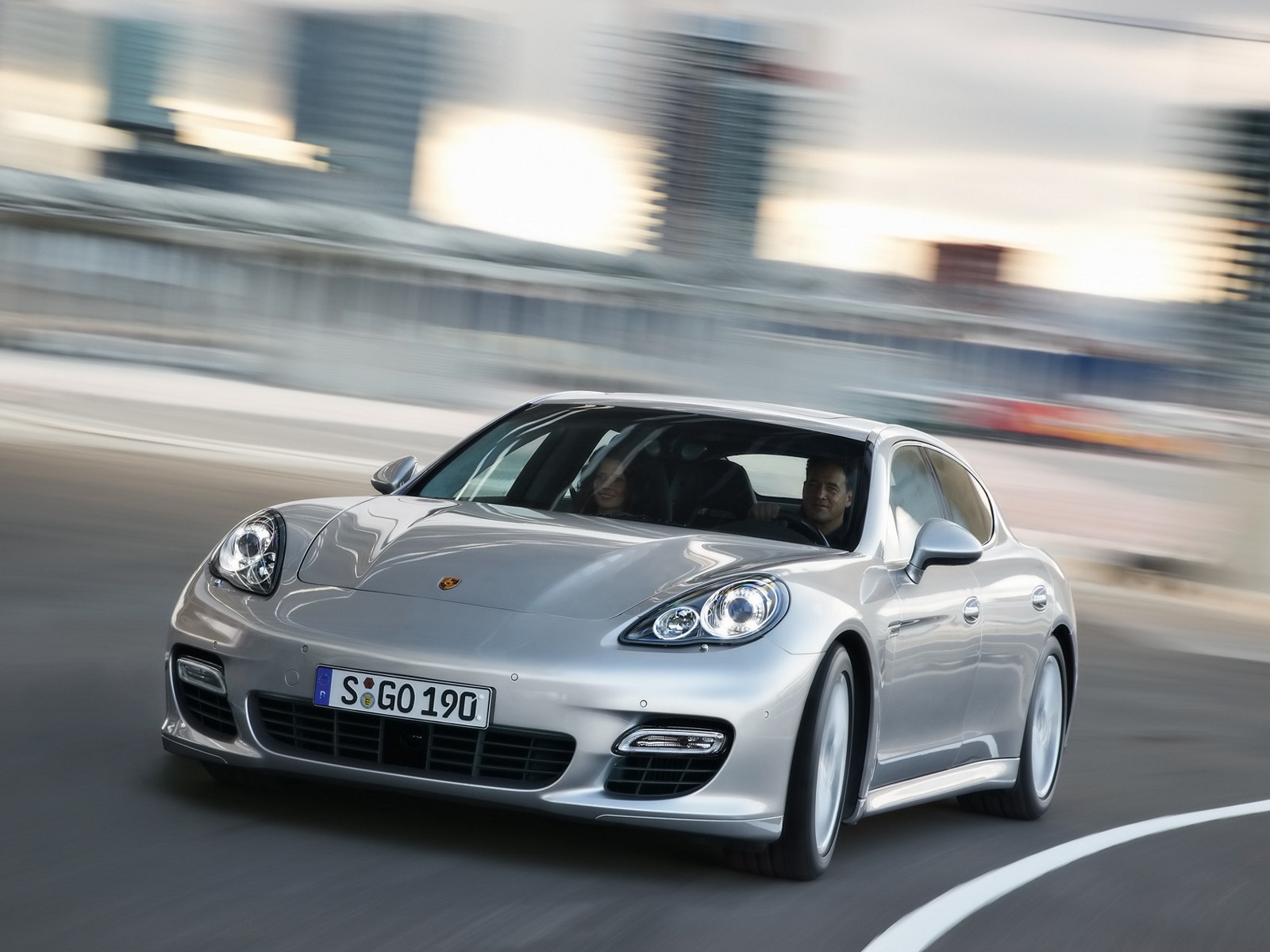 [2010-Porsche-Panamera-Turbo-07-1600x1200.jpg]