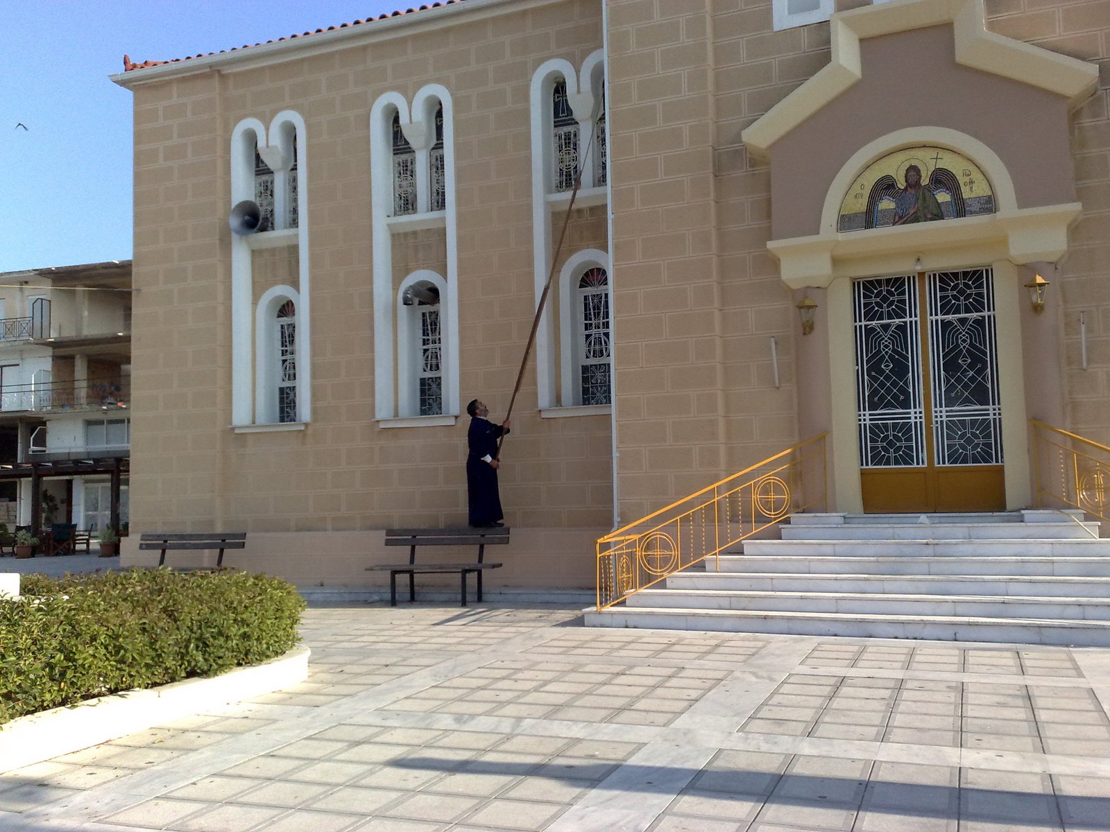 [παπας+παπαρας1.jpg]