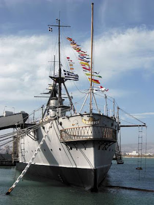 Η ΑΠΟΛΥΤΗ ΞΕΦΤΙΛΑ : ΕΚΑΝΑΝ ΧΩΡΟ ΔΕΞΙΩΣΕΩΝ ΕΝΑ ΘΡΥΛΙΚΟ ΠΟΛΕΜΙΚΟ ΠΛΟΙΟ