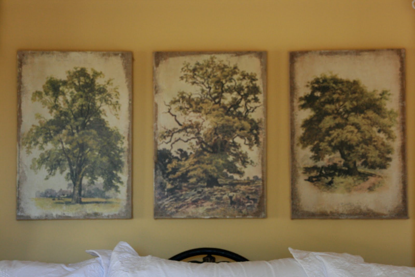 design Hanging Art Over the Bed