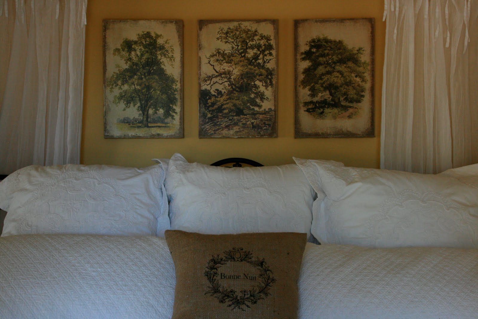 design Hanging Art Over the Bed