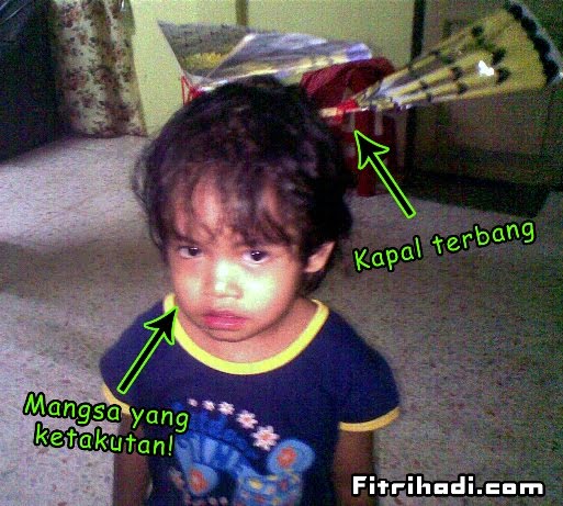 gambar kapal terbang sangkut kepala ngeri