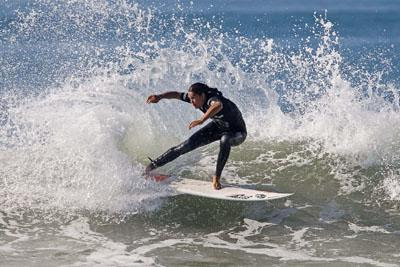 Kina Malpartida en la playa surfeando
