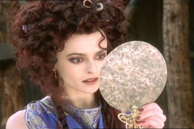 Helena Bonham Carter mirándose al espejo