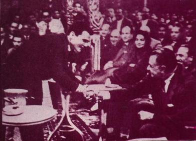 عبد الحليم حافظ..موظف الثورة Halim+Nasser+Handshake