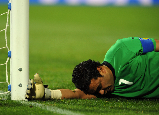 Essam%2BEl%2BHadary%2Bof%2BEgypt%2Blies%2Binjured%2Bin%2Bthe%2Bgoalmouth%2Bafter%2Bthe%2BUSA%252527s%2Bopening%2Bgoal%2Bin%2BConfederation%2BCup