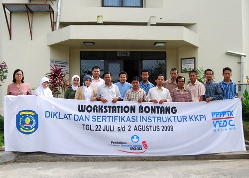 Foto Bareng Di Depan Gedung Tempat Pelaksanaan Diklat dan Sertifikasi KKPI