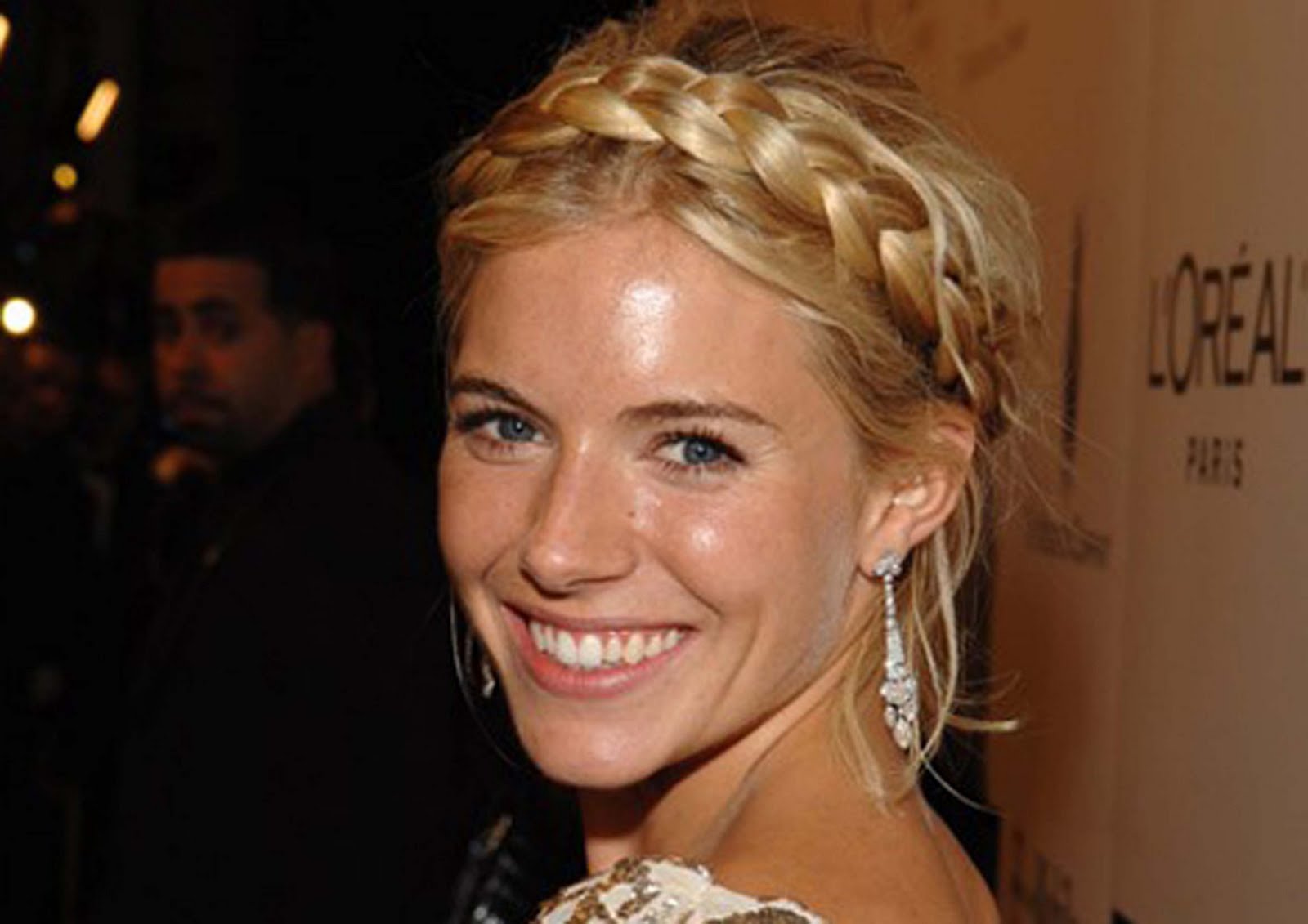http://4.bp.blogspot.com/_Rzu6SjTr7wY/TUgmUhVDMQI/AAAAAAAACZI/RLZfR1yHDSc/s1600/Sienna-Miller-Braided-Updo.jpg
