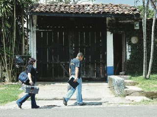 Police officers entered the house in Heredia at around 12:25 p.m. (Photo: Alejamdro Sandino / La Nacion)