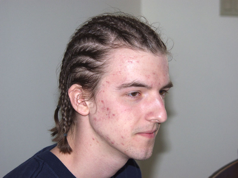 Cornrow hairstyles can range from the strictly linear, in parallel rows