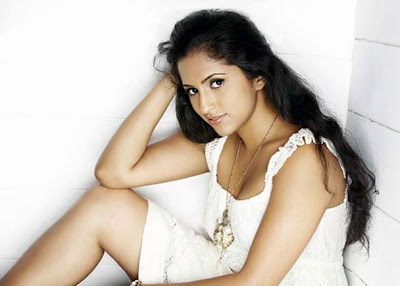 Aasheeka+blowing+hot+(1).jpg (608×435)