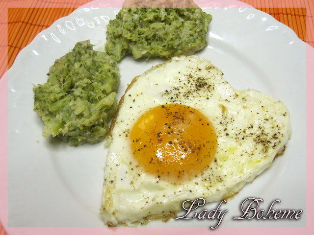 hiperica_lady_boheme_blog_cucina_ricette_gustose_facili_e_veloci_uovo_al_tegamino_a_forma_di_cuore_con_broccoli