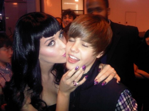 are selena gomez and justin bieber dating. justin bieber dating selena gomez kiss. justin+ieber+dating+proof