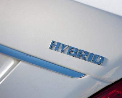 logotipo do mercedes hybrid proximo da lanterna traseira