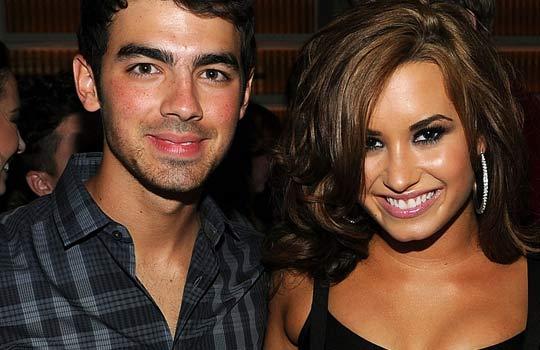 http://4.bp.blogspot.com/_SEUBsRzEZjU/TJYM5NLjcSI/AAAAAAAAAKE/HLp_DHCIOek/s1600/demi-lovato-joe-jonas-namoro-publico8840.jpg