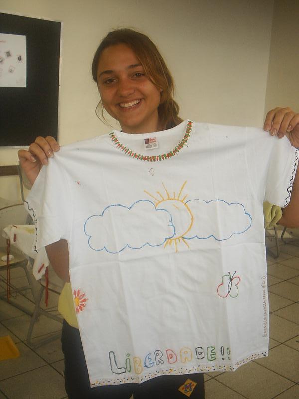 [Gabriela+Cavazza,++8a+serie,+exibe+a+sua+camiseta+criada+para+doação+-+Projeto+Varal+das+Virtudes.jpg]
