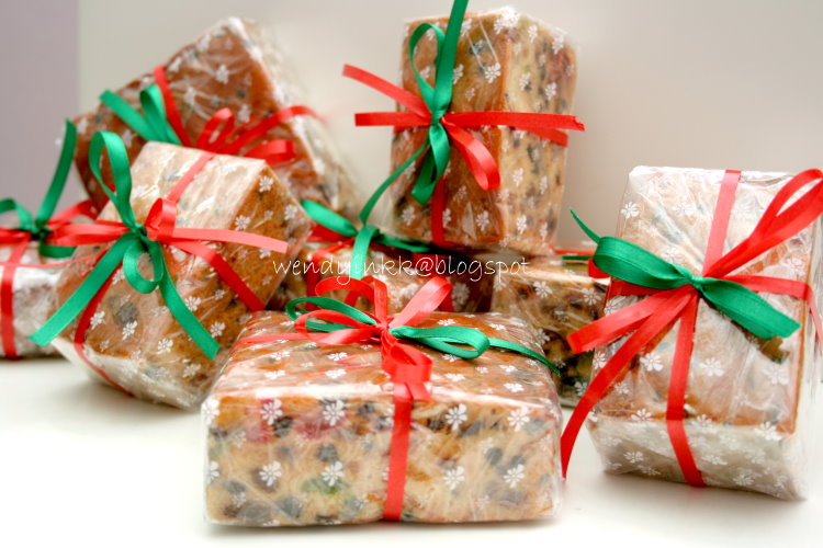 My mom loves fruit cakes It 39s her favourite bake of the season