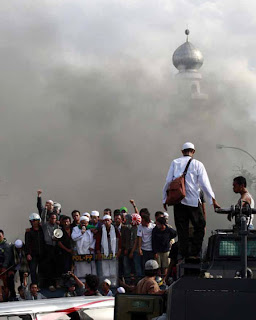 Kronologis penyebab kejadian Priok Berdarah 2010 Foto+Tragedi+Kerusuhan+Di+Makam+Mbah+Priok