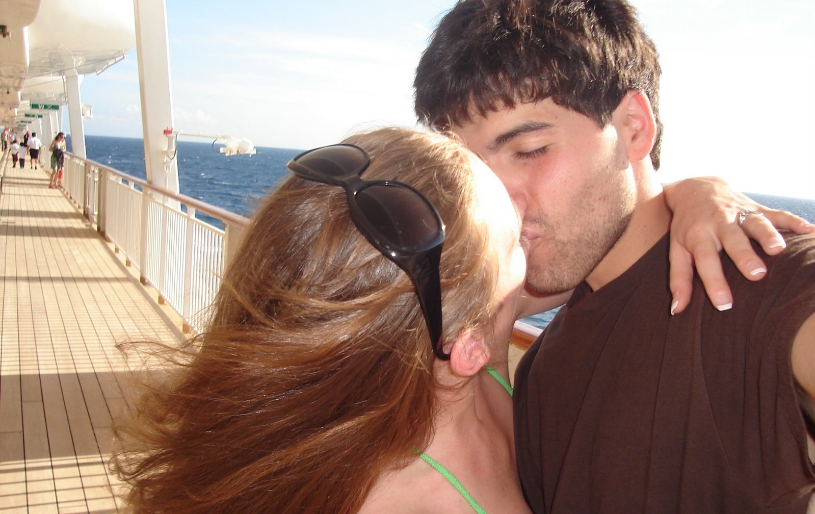 [cruisekiss.jpg]