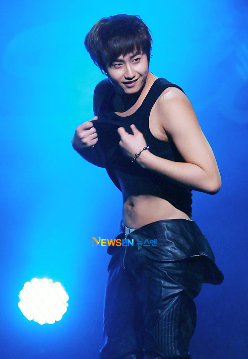 Heo Young Saeng Gallery - Page 2 Saeng+sexy2
